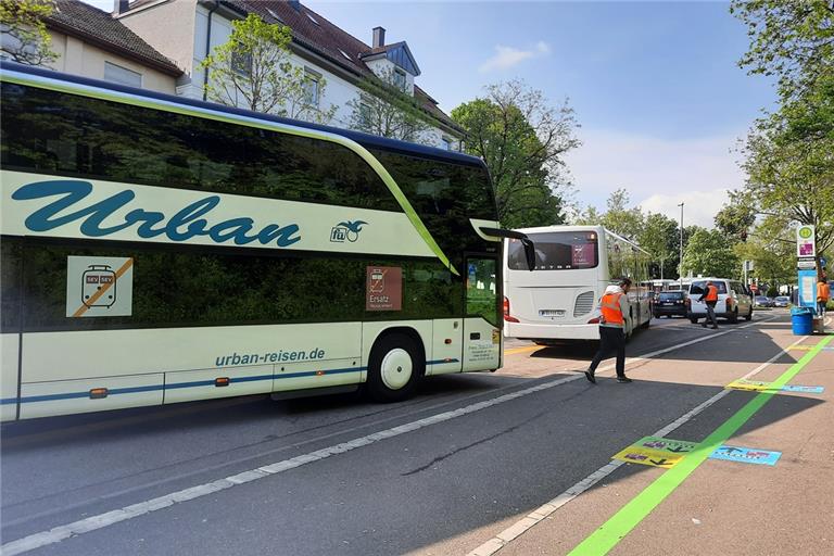 Angesichts der vielen eingesetzten Busse wird es am Bussteig in der Waiblinger Dammstraße bisweilen eng. Foto: Privat