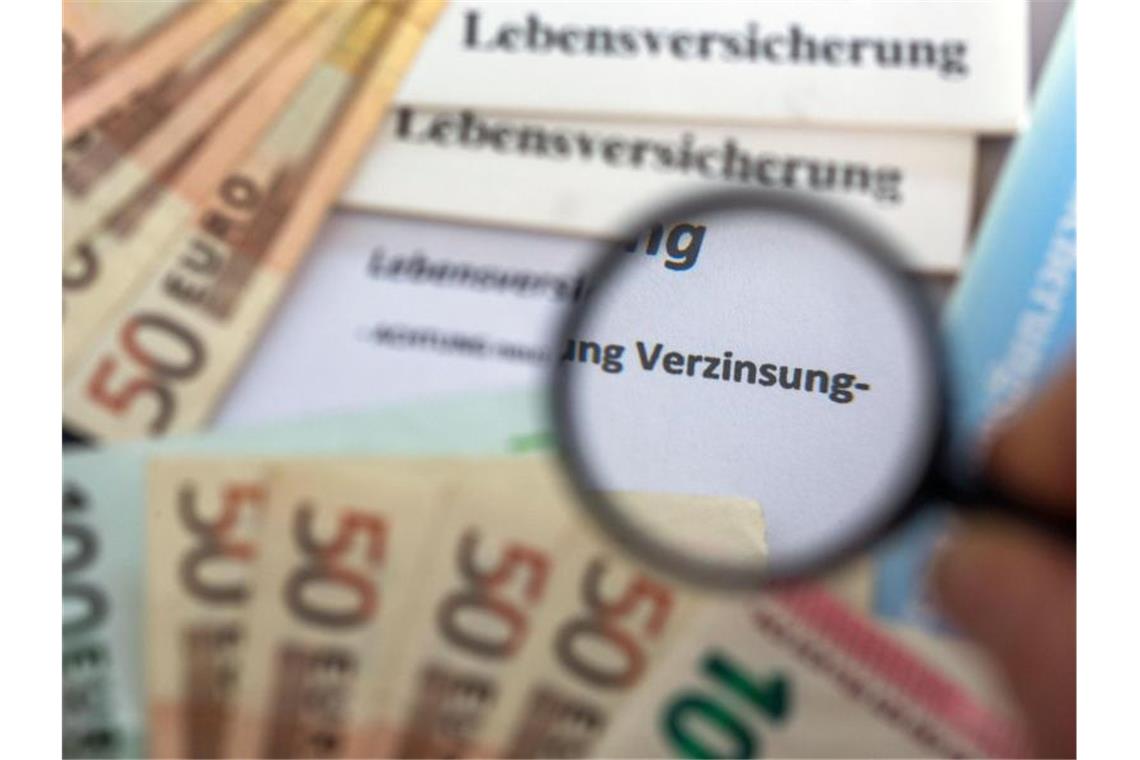 Garantiezins für Lebensversicherungen könnte weiter sinken Angesichts der Zinsflaute fällt es Versicherern zunehmend schwer, die hohen Zusagen der Vergangenheit zu erwirtschaften. Foto: Jens Büttner/dpa-Zentralbild/dpa