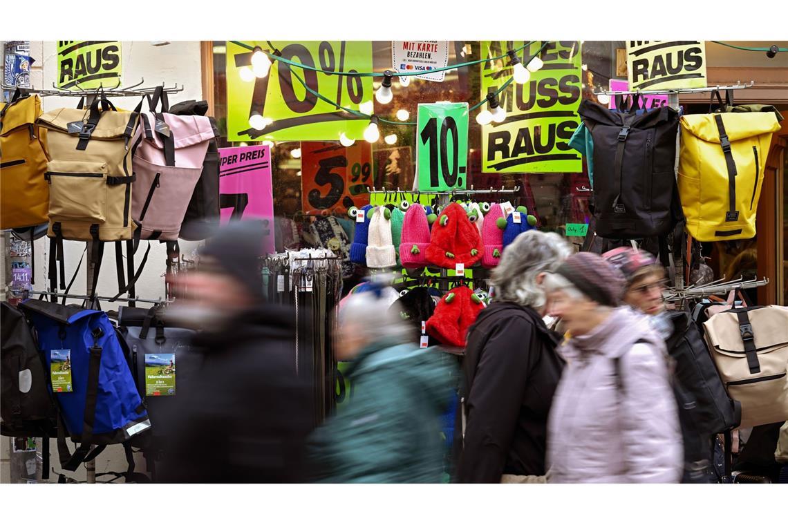 Angesichts des Krieges im Iran und seiner Folgen auch für die Geldbeutel der Menschen sinkt die Kauflust in Deutschland immer weiter (Symbolfoto).