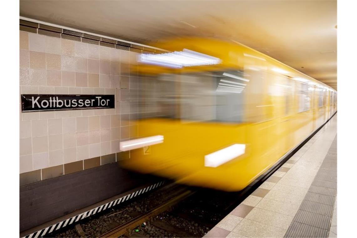 Nächtliche Paketauslieferung per U-Bahn? Angesichts des zunehmenden Lieferverkehrs in Städten will der Bundesverkehrsminister die Auslieferung von Paketen per U-Bahn testen lassen. Foto: Christoph Soeder/dpa