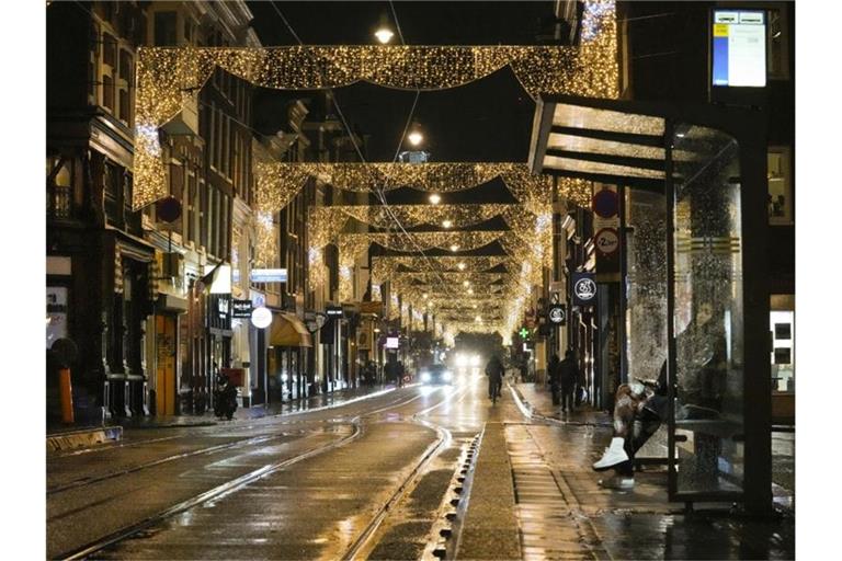 Angesichts schnell steigender Infektions- und Patientenzahlen verhängen die Niederlande einen abendlichen Lockdown. Hier eine nahezu menschenleere Straße. Foto: Peter Dejong/AP/dpa