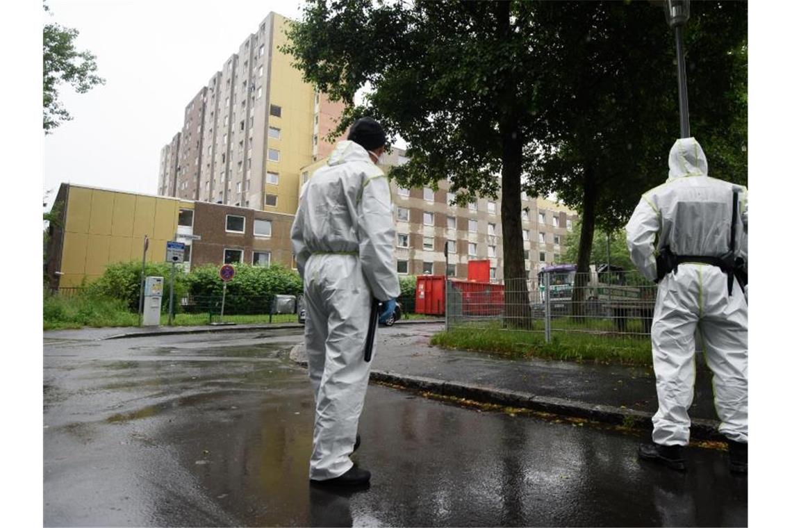 Angesichts von etwa 100 neuen Coronavirus-Infektionen in dem Göttinger Hochhaus ist der Gebäudekomplex vollständig unter Quarantäne gestellt worden. Foto: Swen Pförtner/dpa