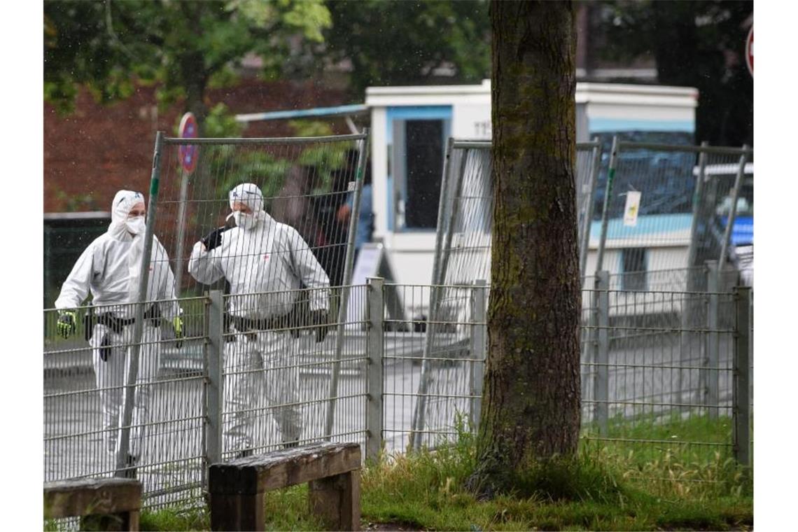 Angesichts von neuen Coronavirus-Infektionen in dem Hochhaus ist der Gebäudekomplex vollständig unter Quarantäne gestellt worden. Foto: Swen Pförtner/dpa