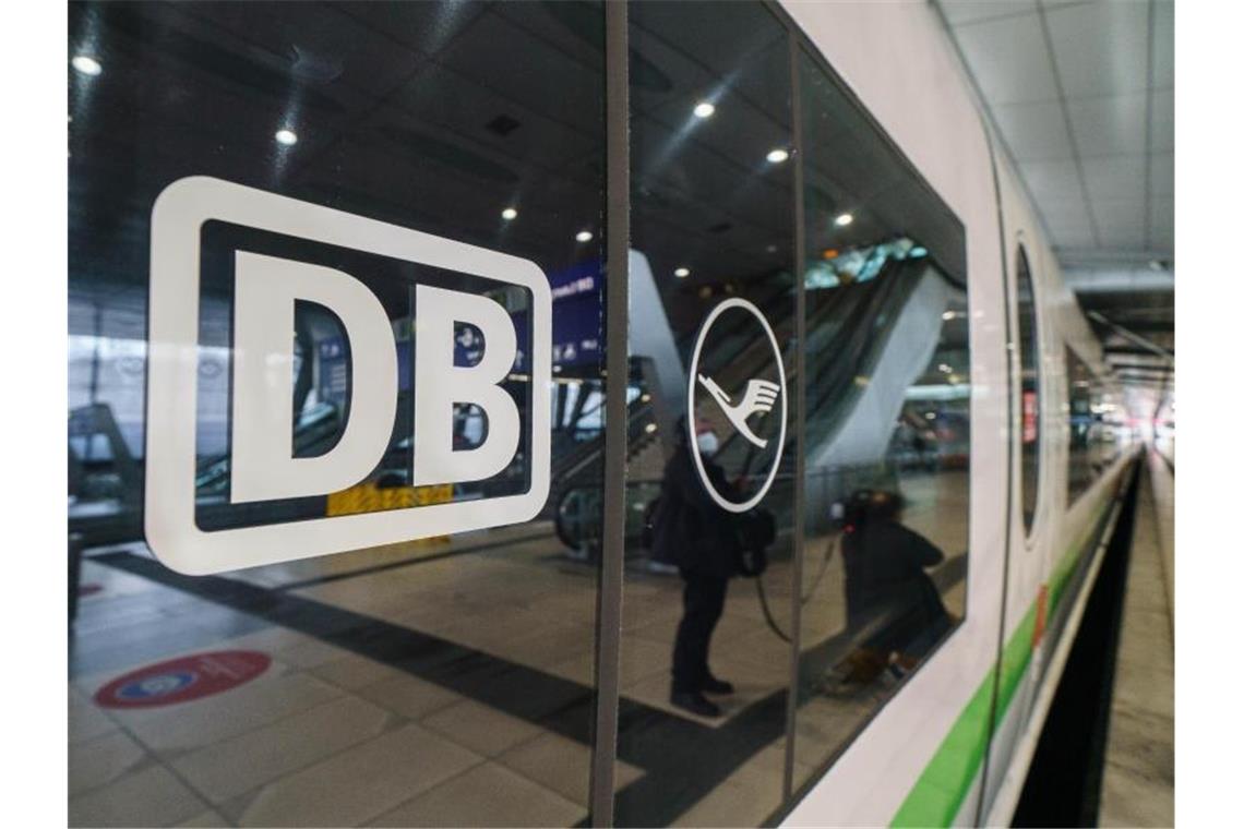 Angesichts wachsender Kritik an umweltschädlichen Inlandsflügen wollen Lufthansa und die Deutsche Bahn ihre Zusammenarbeit verbessern. Foto: Frank Rumpenhorst/dpa