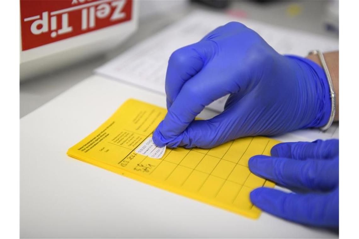 Strengere Regeln gegen falsche Corona-Impfnachweise geplant Angesichts zunehmender Corona-Lockerungen sollen strengere Regeln gegen Missbrauch von Impfpässen und Testnachweisen kommen. Foto: Christopher Neundorf/dpa