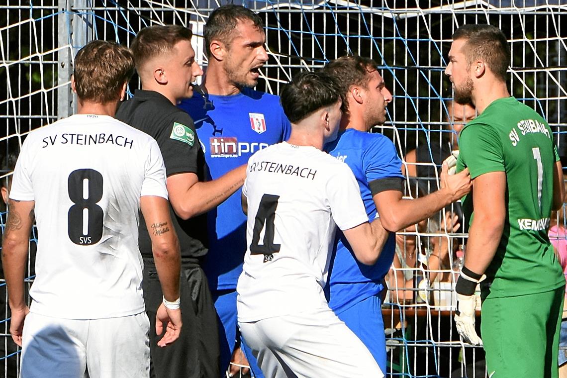 Angespannt ist die Gemütslage bei den abstiegsgefährdeten Mannschaften in der Bezirksliga wie hier im Spiel zwischen den Spielern des SV Steinbach (weiße Trikots) und dem Großen Alexander Backnang. Foto: T. Sellmaier