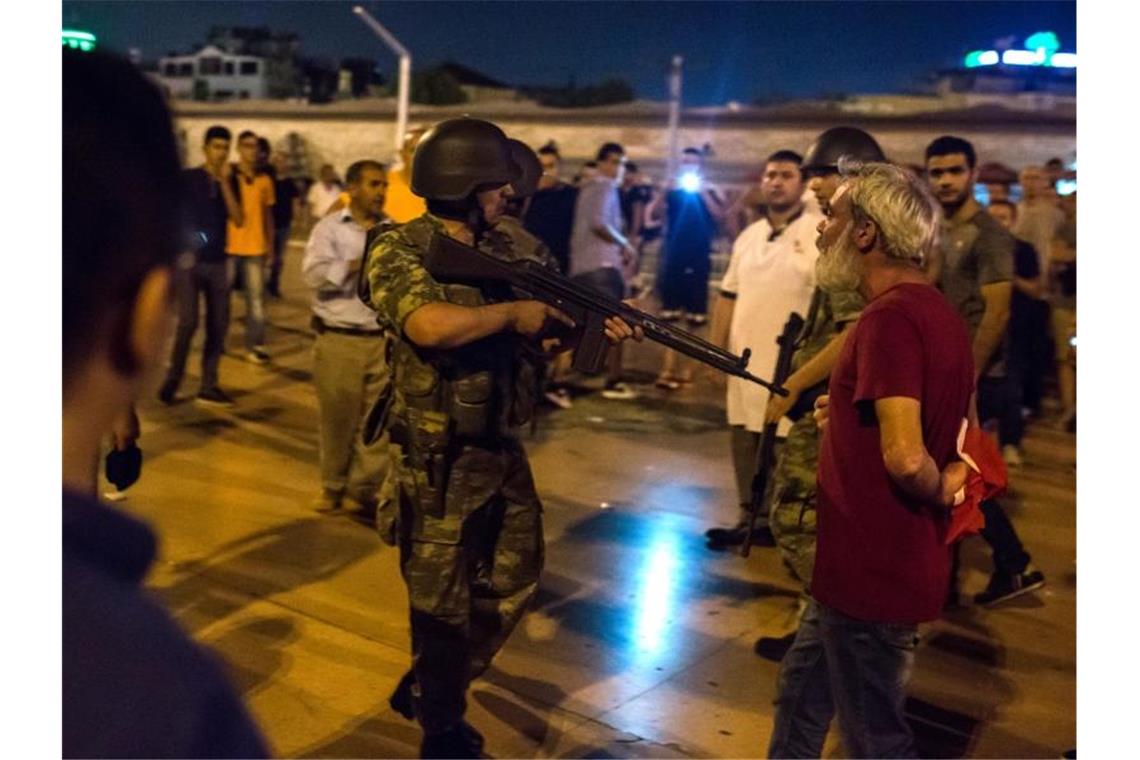 Gedenken an Putschversuch in der Türkei vor drei Jahren Angespannte Lage in der Putschnacht auf dem Taksim-Platz in Istanbul. Foto: Uygar Onder Simsek