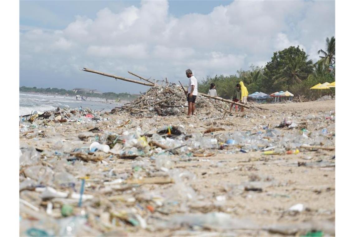 Angespülter Müll liegt am Kuta Beach auf Bali. Kommt ein globales Plastik-Abkommen?. Foto: Komang Erviani/AAP/dpa