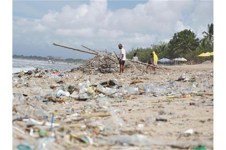 Angespülter Müll liegt am Kuta Beach auf Bali. Kommt ein globales Plastik-Abkommen?. Foto: Komang Erviani/AAP/dpa