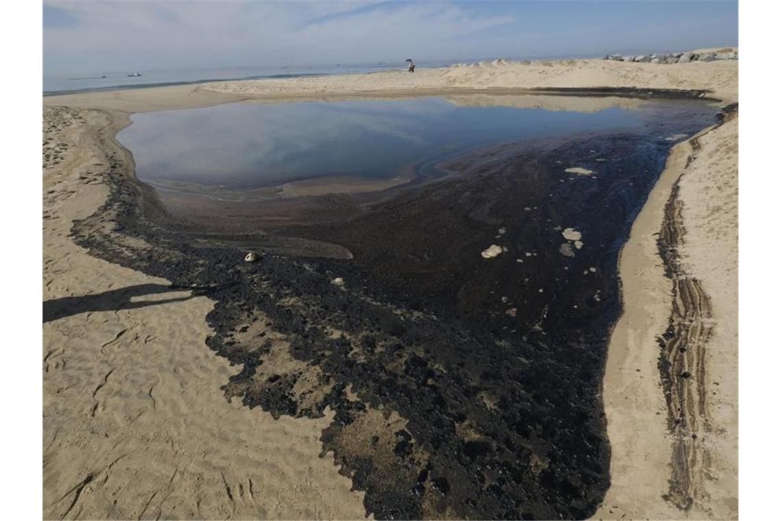 Angespültes Öl in Huntington Beach. Foto: Ringo H.W. Chiu/FR170512 AP/dpa