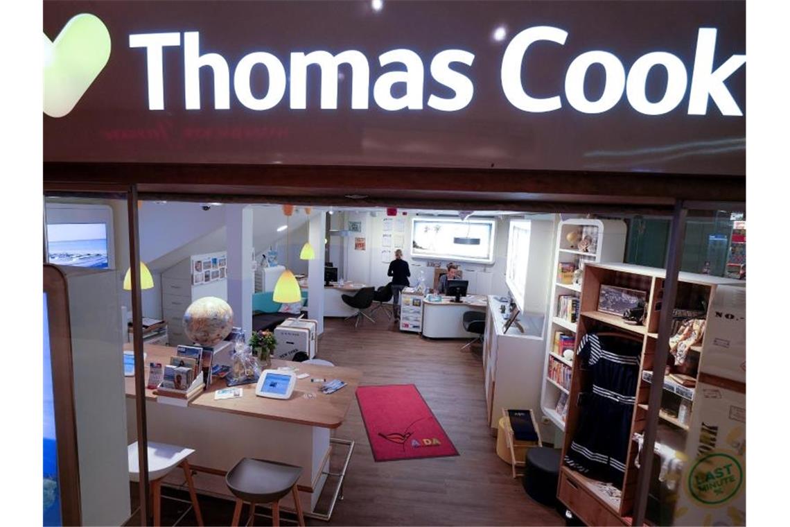 Angestellte des Tourismuskonzerns Thomas Cook in einem Reisebüro des Konzerns. Die Bemühungen um Rettung des angeschlagenen britischen Touristikkonzerns Thomas Cook sind gescheitert. Foto: Axel Heimken