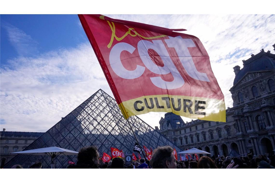 Angestellte zeigen eine Flagge der Gewerkschaft CGT vor dem Louvre, nachdem sie für einen Streik gestimmt haben.