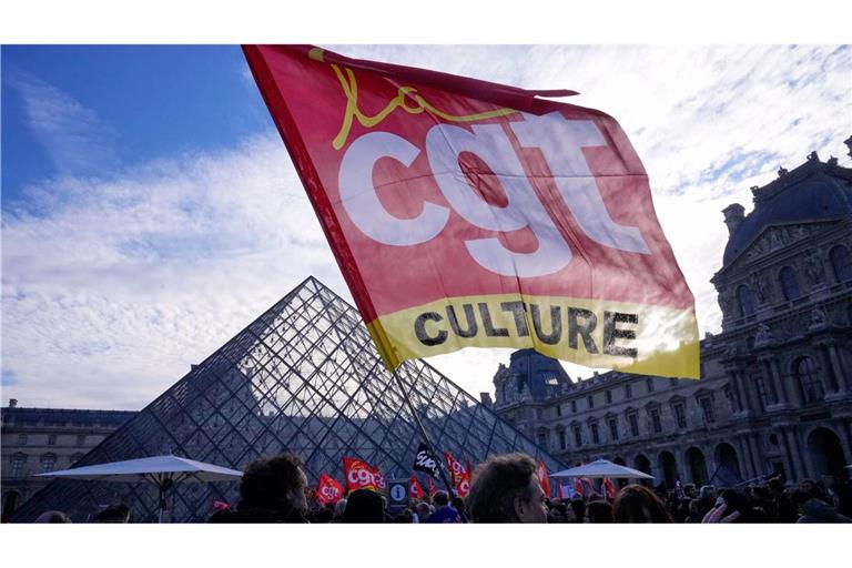 Angestellte zeigen eine Flagge der Gewerkschaft CGT vor dem Louvre, nachdem sie für einen Streik gestimmt haben.