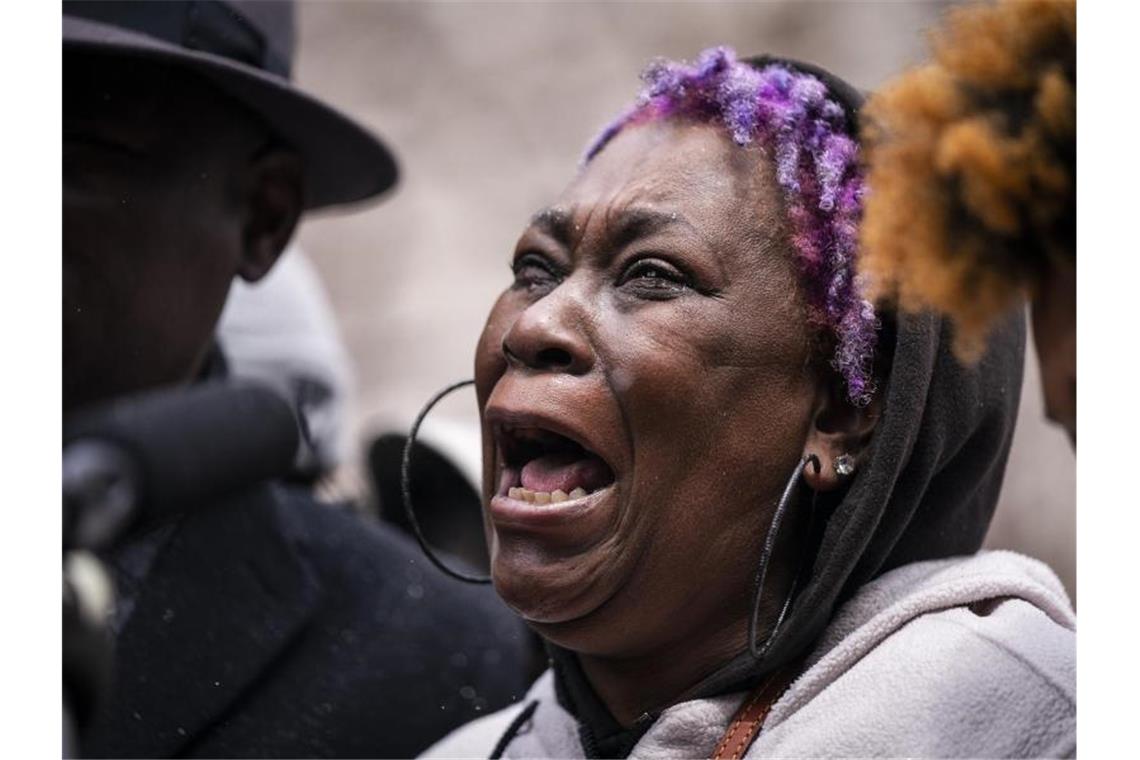 Proteste nach Tötung eines Schwarzen in den USA Angie Golson, Großmutter von Daunte Wright, weint um ihr Enkelkind während einer Pressekonferenz in Minneapolis. Foto: Leila Navidi/Star Tribune/AP/dpa