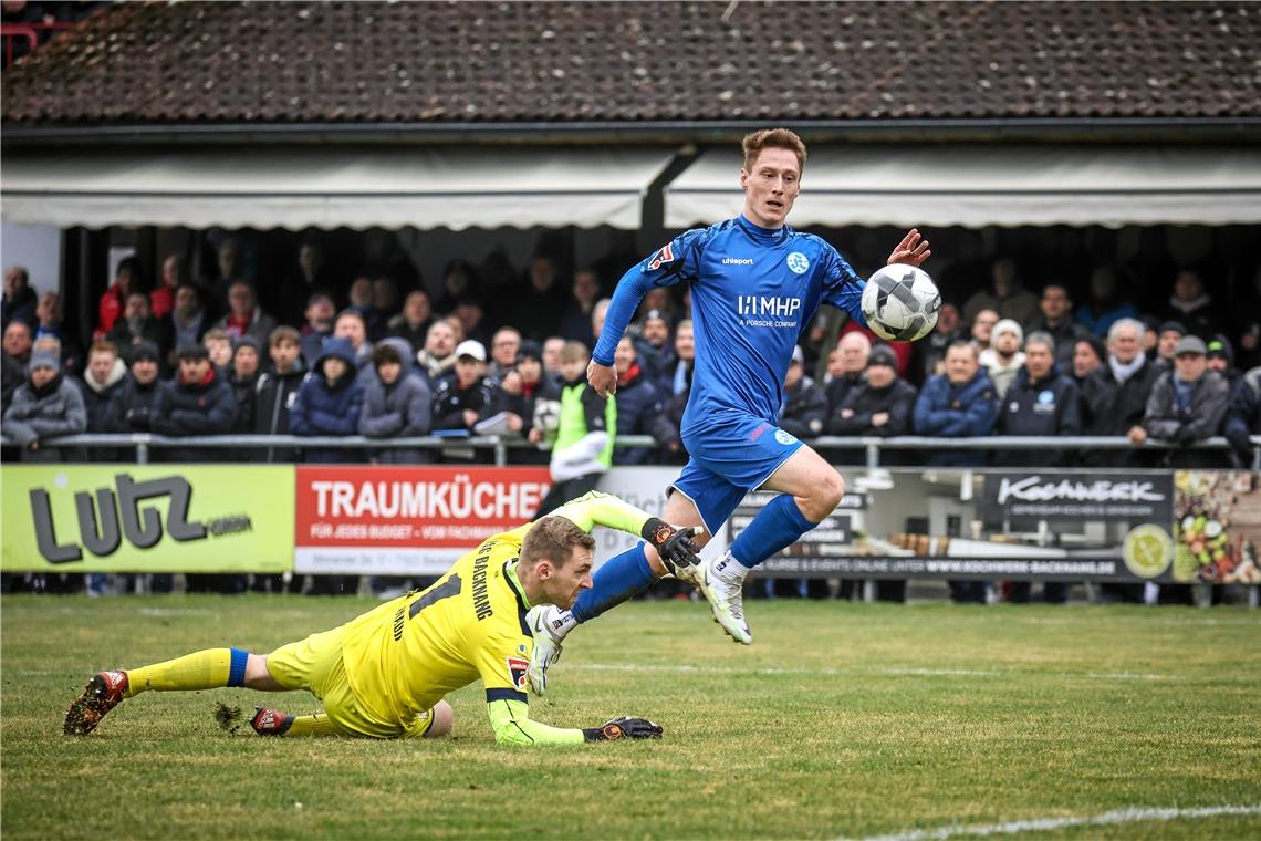 TSG Backnang gegen Stuttgarter Kickers: Nur finanziell stimmt’s für die Gastgeber Angreifer Loris Maier war einer der auffälligsten Stuttgarter. Gleich zweimal überlistete der Ex-Backnanger seinen alten Kumpel Marcel Knauß im Tor der Gastgeber. Foto: Alexander Becher