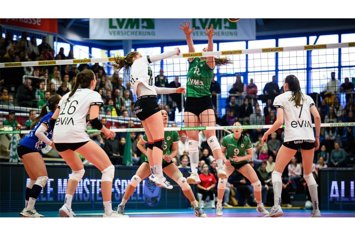 Angriff ist auch im Volleyball die beste Verteidigung: Die Blaubären des TSV Flacht mit Hanne Binkau (Mi.) am 18. Januar beim Spiel in der Sporthalle Berg Fidel des USC Münster.