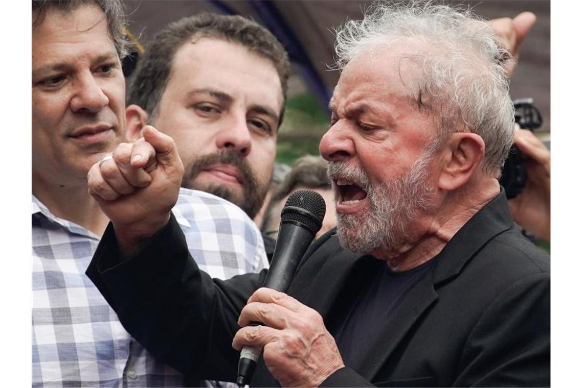 Brasilien: Schlagabtausch zwischen Lula und Bolsonaro Angriffslustig: Brasiliens Ex-Präsident Luiz Inácio Lula da Silva bei einer Kundgebung am Hauptsitz der Metallarbeiter-Gewerkschaft. Foto: Leo Correa/AP/dpa
