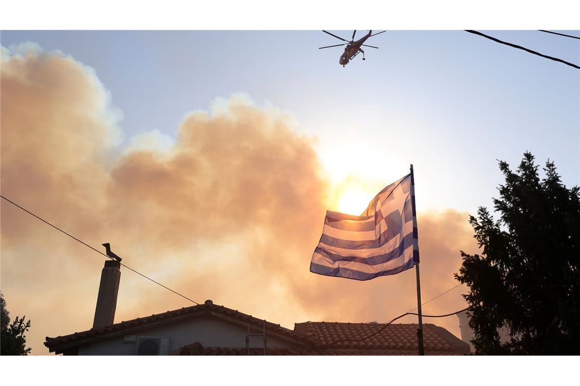 Feuer nahe Athen - Häuser in Flammen Angst vor der Nacht: Im Dunkeln können die Löschflugzeuge und Hubschrauber nicht fliegen