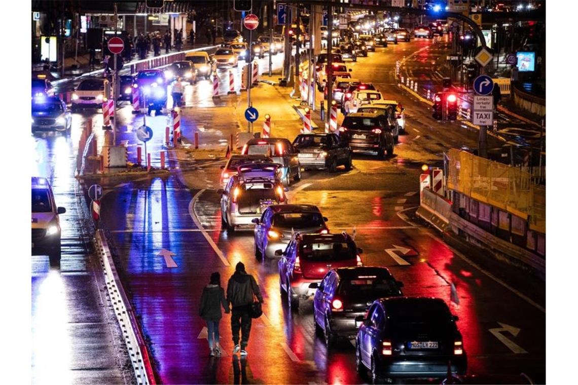 Anhänger der Bewegung „Querdenken“ demonstrieren mit einem Autokorso (rechte Fahrspur) in der Stuttgarter Innenstadt. Foto: Christoph Schmidt/dpa