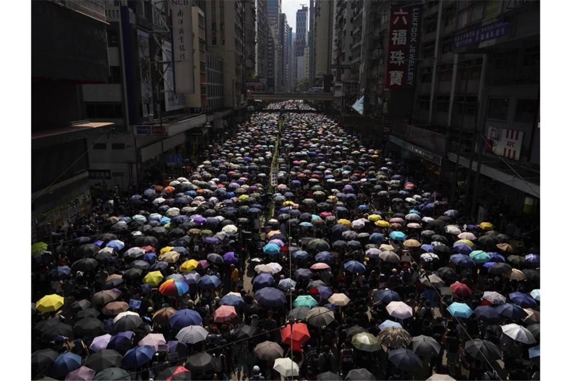 Anhänger der Demokratiebewegung ziehen mit Regenschirmen durch Hongkong. Foto: Vincent Yu/AP/Archiv