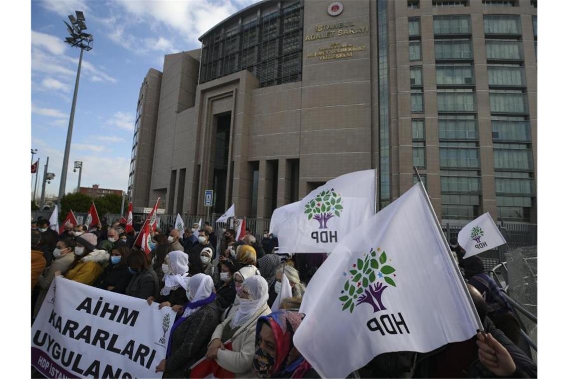 Anhänger der HDP bei einem Protest in Istanbul. Foto: Emrah Gurel/AP/dpa