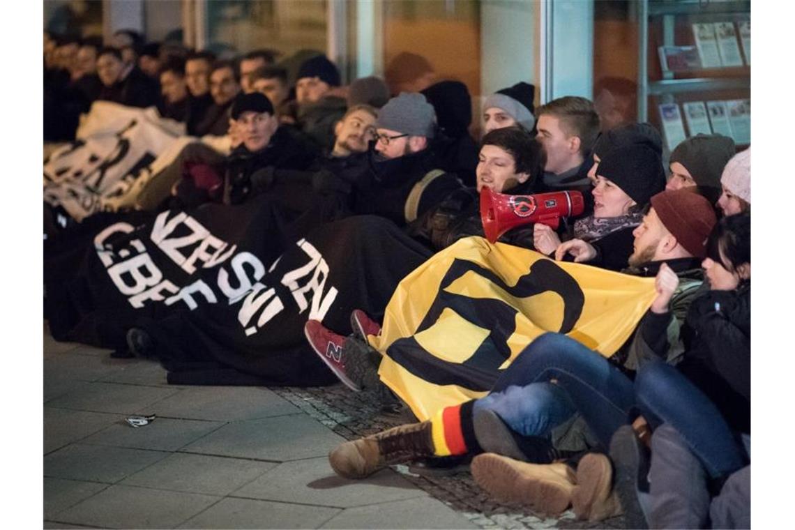 Anhänger der Identitären Bewegung blockieren im Dezember 2016 die CDU-Bundeszentrale in Berlin. Foto: Bernd von Jutrczenka