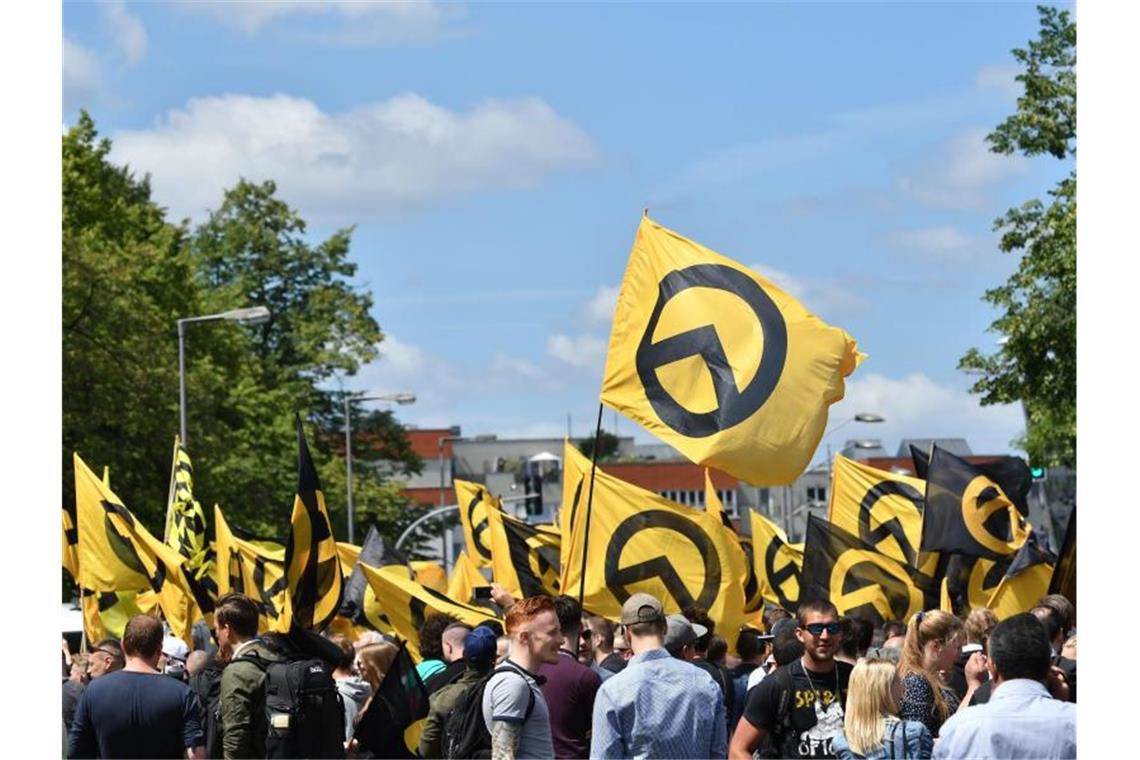 Anhänger der „Identitären Bewegung“ demonstrieren in Berlin (Archiv). Twitter hat Konten der rechtsextremen Gruppierung gesperrt. Foto: Paul Zinken/dpa