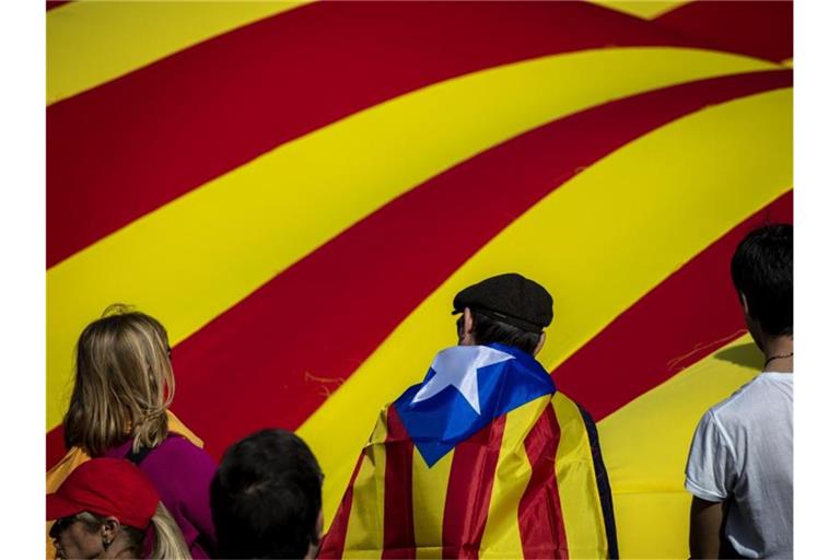 Anhänger der katalanischen Unabhängigkeit demonstrieren Anfang 2020 mit ihrer Flagge. Foto: Emilio Morenatti/AP/dpa
