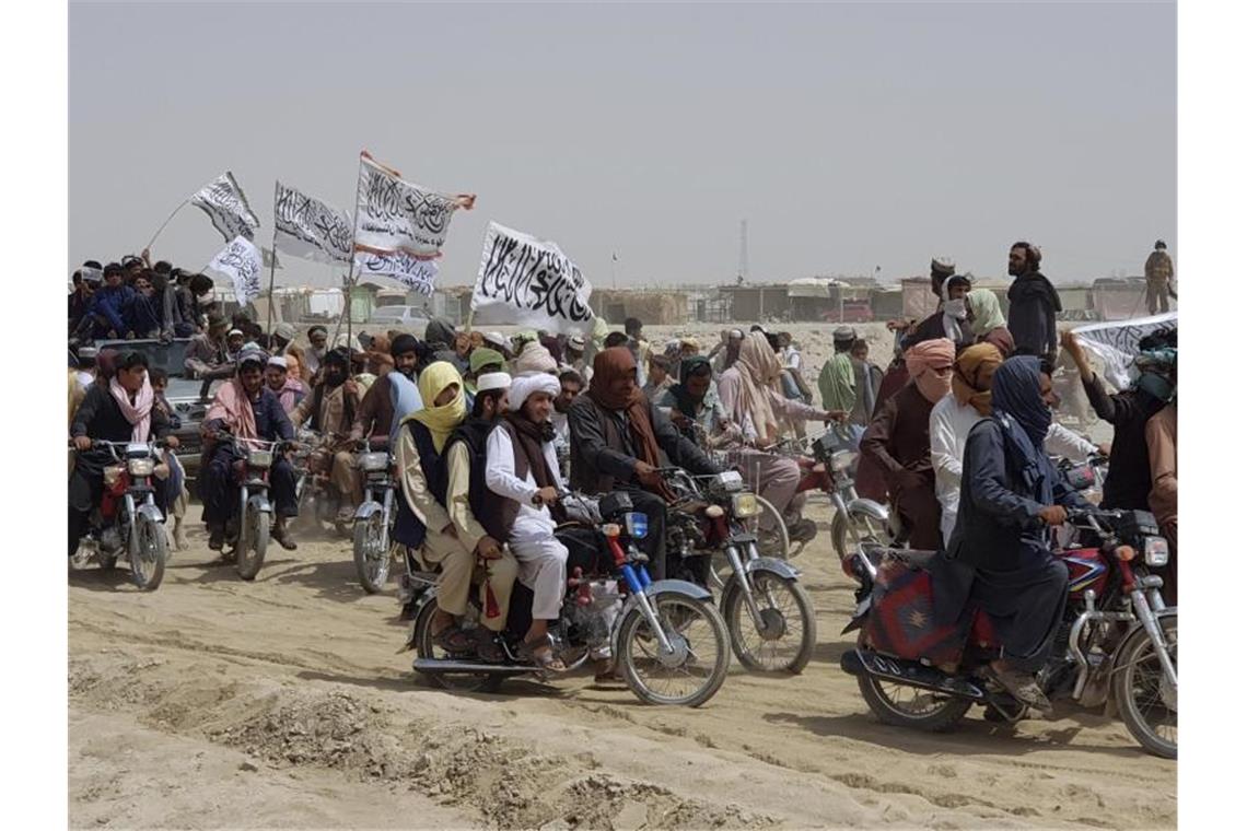 Kabul: USA verstärken Truppen an Flughafen Anhänger der militant-islamistischen Taliban marschieren mit ihren weißen Fahnen in der Nähe der afghanisch-pakistanischen Grenzen. Foto: Tariq Achakzai/AP/dpa
