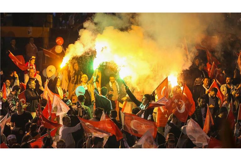 Anhänger der Mitte-Links-Partei CHP feiern vor dem Rathaus in der türkischen Hauptstadt Ankara.
