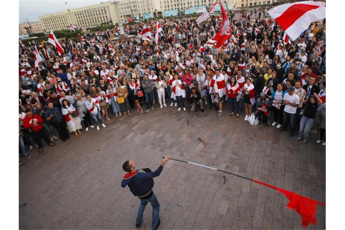 Anhänger der Opposition nehmen an einem Protest vor dem Regierungsgebäude teil. Foto: Dmitri Lovetsky/AP/dpa