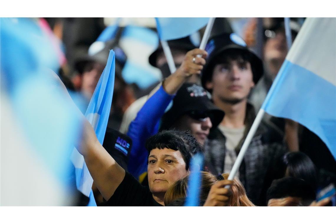 Anhänger der oppositionellen Peronistischen Partei versammeln sich nach Schließung der Wahllokale bei der Parlamentswahl in der Wahlkampfzentrale in La Plata, Argentinien.