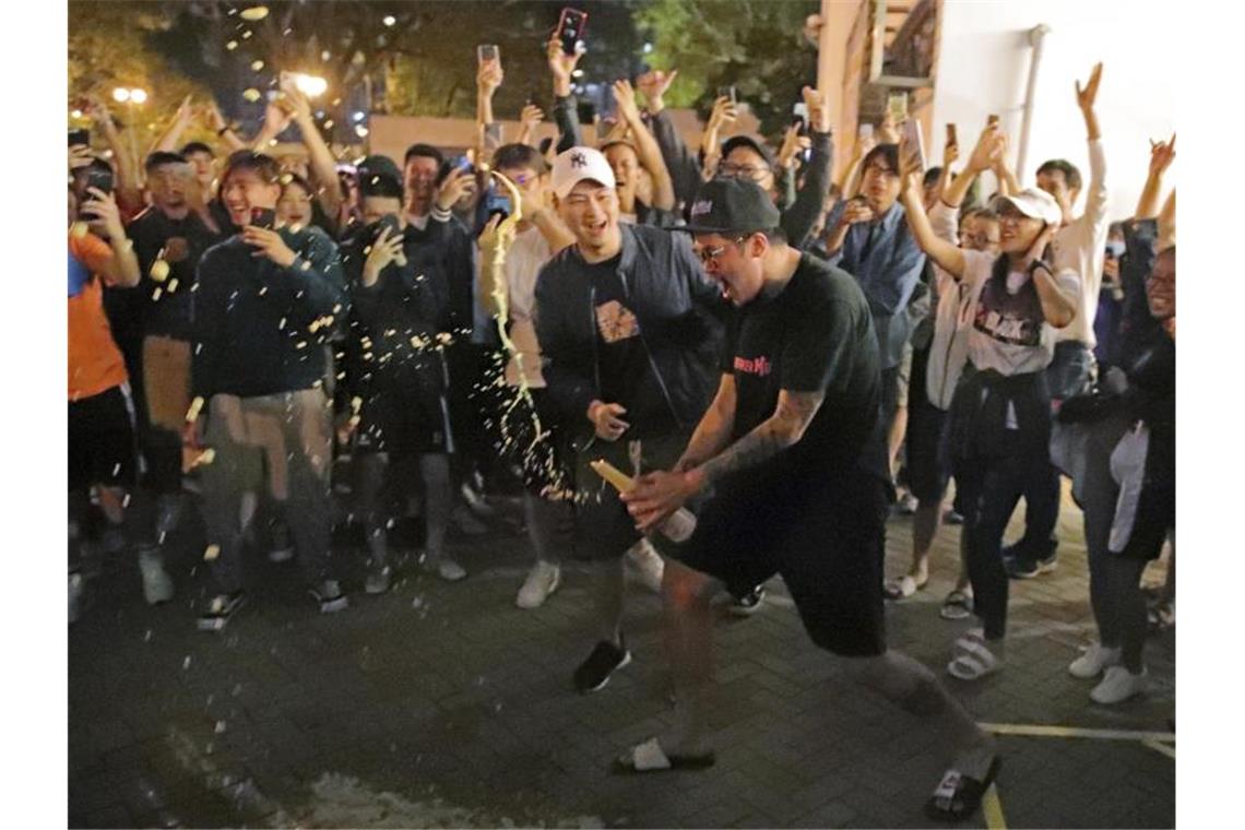Klarer Wahlsieg für das Demokratie-Lager in Hongkong Anhänger der pro-demokratischen Partei feiern das Ergebnis der Bezirkswahlen. Foto: Kin Cheung/AP/dpa