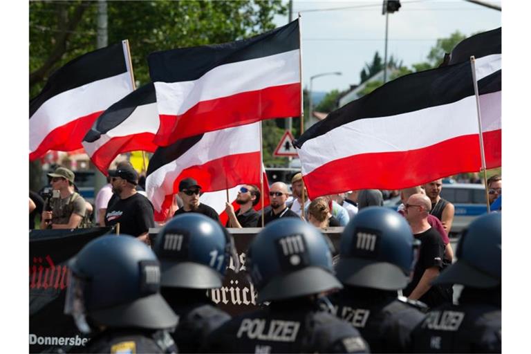 Anhänger der rechtsextremen Kleinstpartei "Die Rechte" während einer Demonstration in Kassel. Foto: Swen Pförtner/dpa