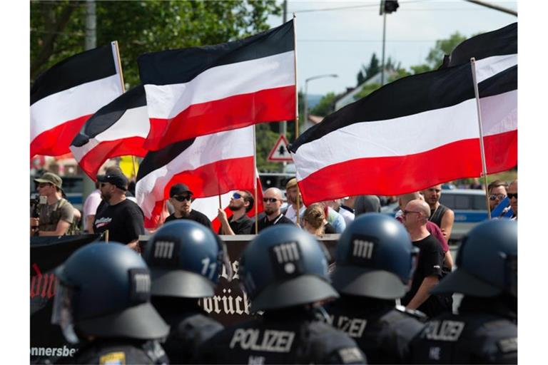 Anhänger der rechtsextremen Kleinstpartei „Die Rechte“ demonstrieren in Kassel. Foto: Swen Pförtner