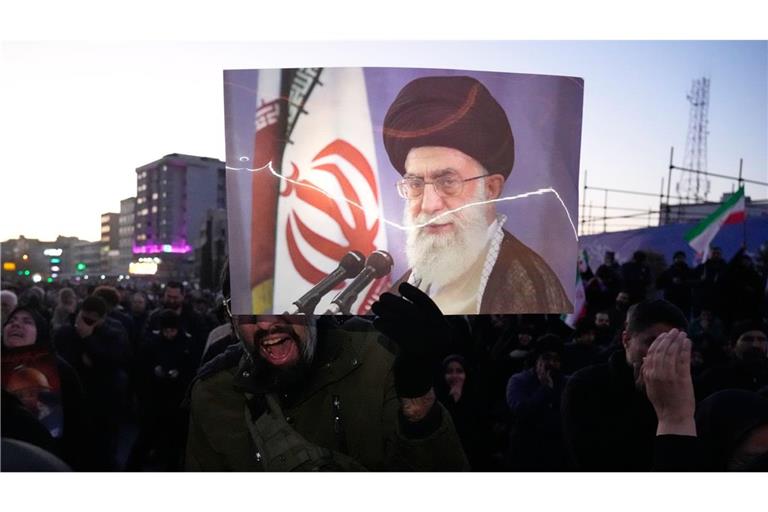 Anhänger der Regierung trauern in Teheran, nachdem das staatliche Fernsehen offiziell den Tod des iranischen Obersten Führers Ajatollah Ali Chamenei verkündet hat.