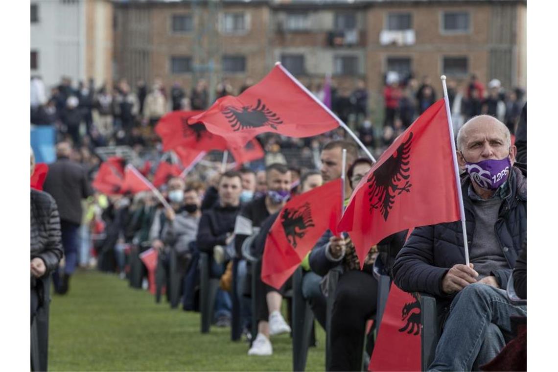 Prognose: Opposition bei Parlamentswahl in Albanien vorne Anhänger der sozialistischen Partei Albaniens bei einer Wahlkampfveranstaltung. Foto: Visar Kryeziu/AP/dpa