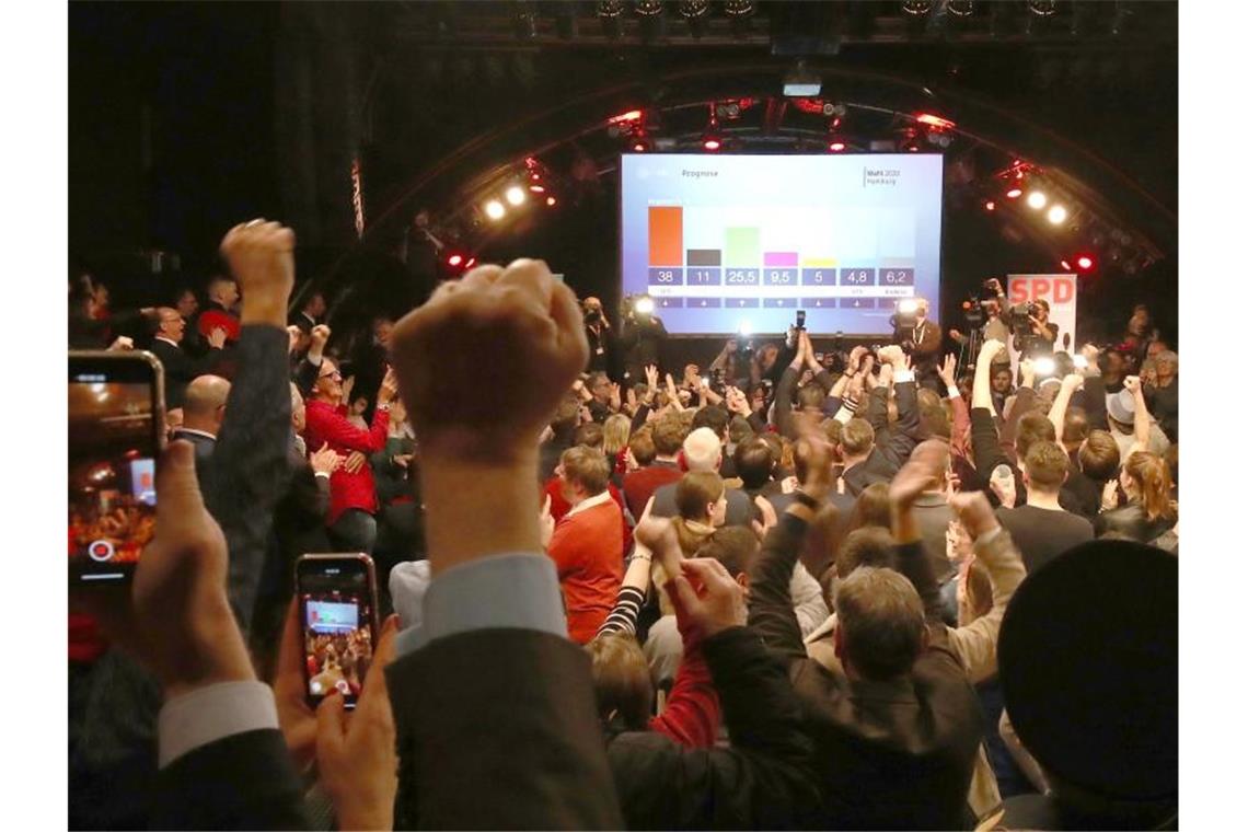 Anhänger der SPD bejubeln die Zahlen der ersten Prognose auf ihrer Wahlparty in Hamburg. Foto: Christian Charisius/dpa