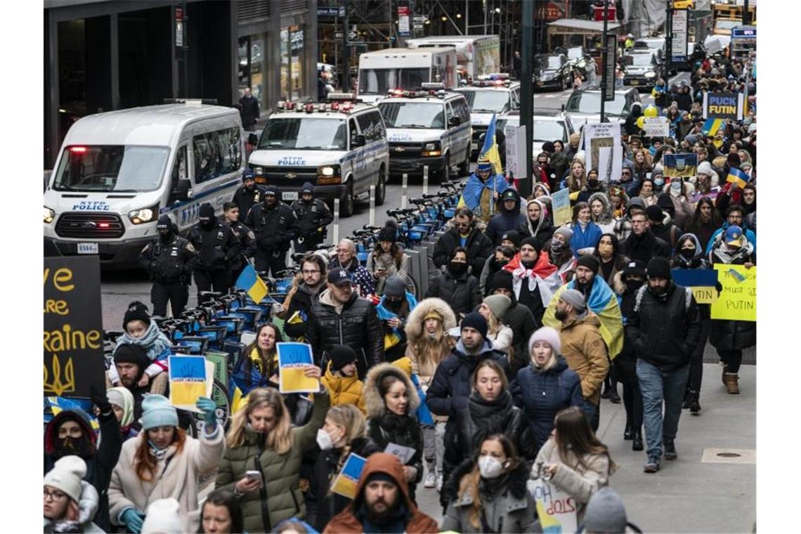 Immer mehr Russen rufen zur Beendigung des Krieges auf Anhänger der ukrainischen Souveränität protestieren gegen die russische Invasion in die Ukraine. Foto: John Minchillo/AP/dpa