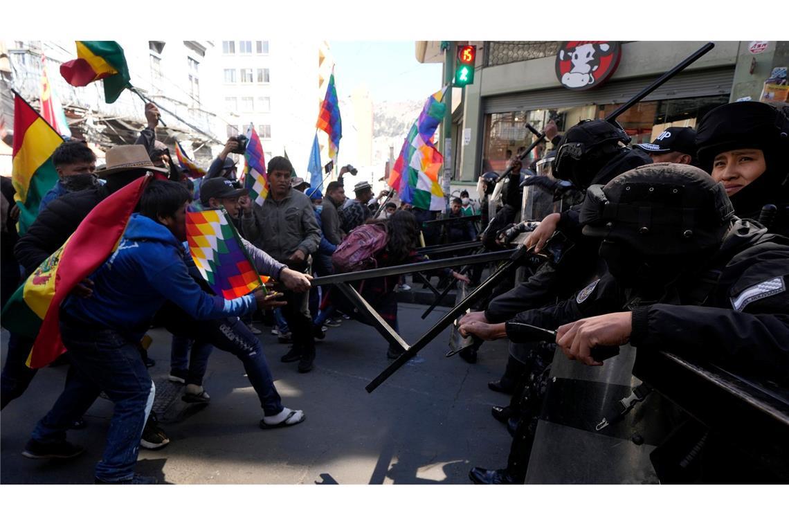 Bilder des Tages Anhänger des ehemaligen bolivianischen Präsidenten Morales stoßen mit der Polizei zusammen, als sie in der Nähe des Regierungspalastes in La Paz, Bolivien, für seine Kandidatur bei den bevorstehenden Wahlen protestieren.