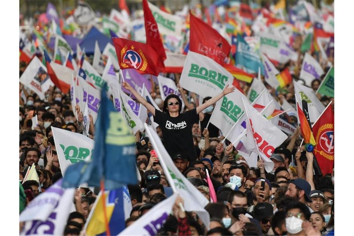 Anhänger des gewählten chilenischen Präsidenten Gabriel Boric von der Koalition „Ich stimme für die Würde“ feiern seinen Sieg in der Stichwahl. Foto: Matias Delacroix/AP/dpa