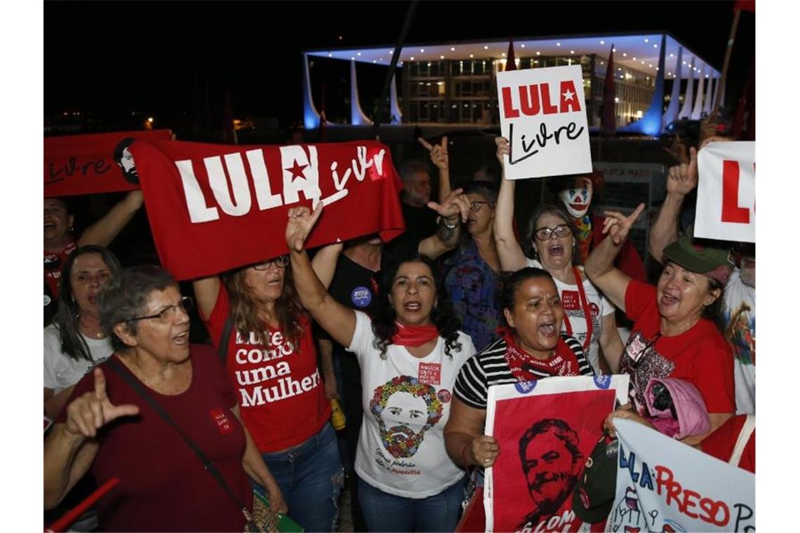 Anhänger des inhaftierten ehemaligen Präsidenten Lula da Silva feiern vor dem brasilianischen Obersten Gerichtshof. Foto: Eraldo Peres/AP/dpa
