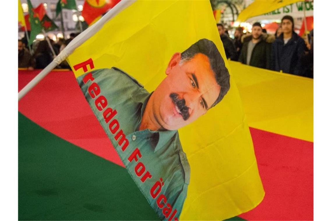 Anhänger des inhaftierten PKK-Chefs Abduallah Öcalan bei einer Kundgebung in Hamburg. Foto: Daniel Bockwoldt/Archiv