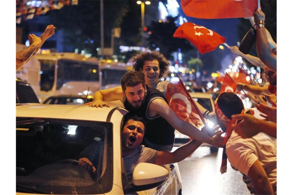 Anhänger des Oppositionskandidaten Imamoglu jubeln über dessen Wahlsieg. Foto: Lefteris Piarakis/AP