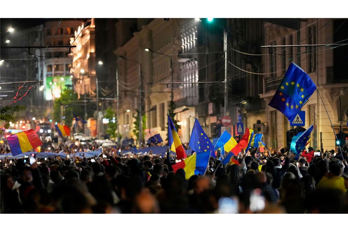 Bilder des Tages Anhänger des Präsidentschaftskandidaten Nicusor Dan feiern auf der Straße nach Schließung der Wahllokale für die zweite Runde der Präsidentschaftswahlen.
