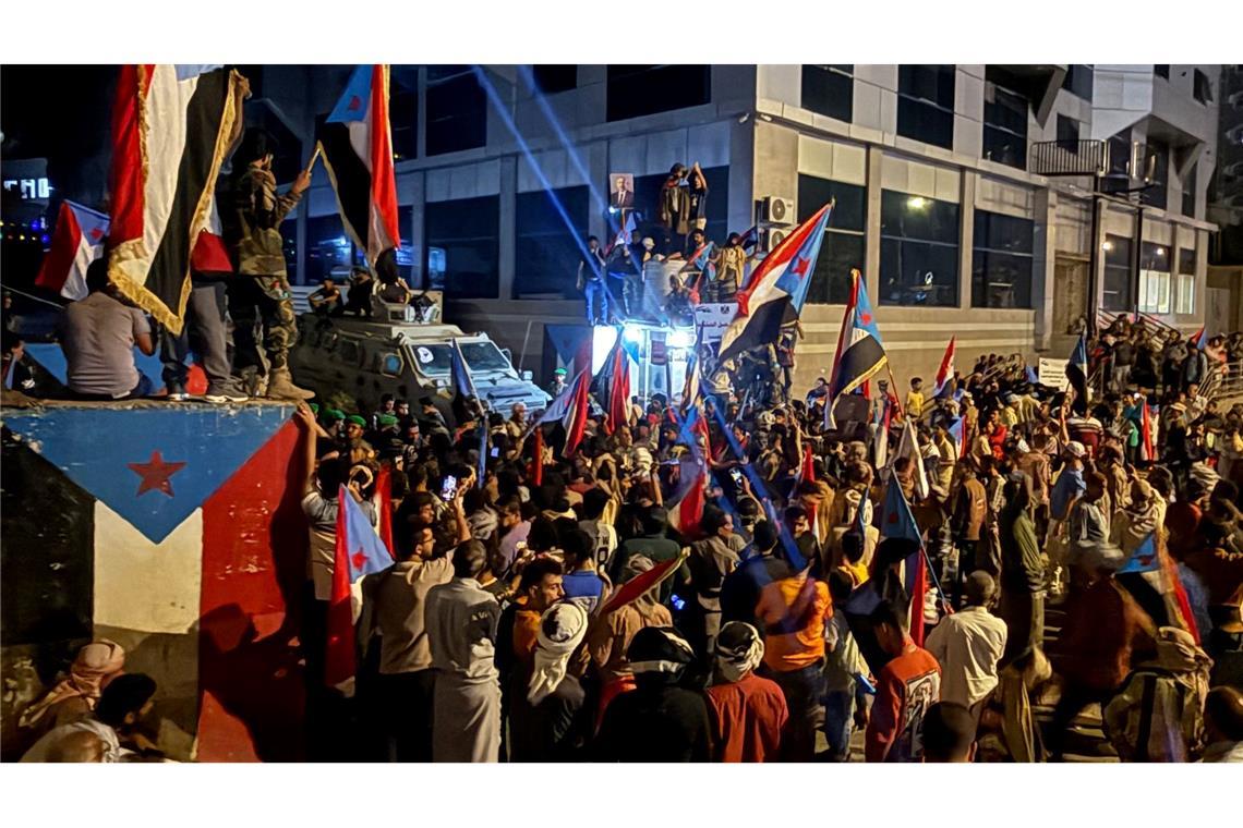 Anhänger des Südlichen Übergangsrats protestieren vor dem Präsidentenpalast.