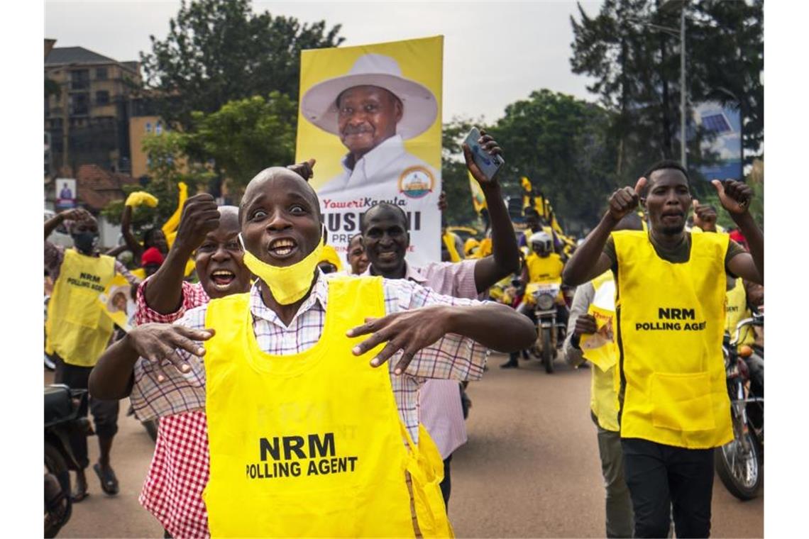 Museveni gewinnt Präsidentenwahl in Uganda Anhänger des ugandischen Präsidenten Museveni feiern, nachdem dieser zum Sieger der Präsidentschaftswahlen erklärt wurde. Foto: Jerome Delay/AP/dpa