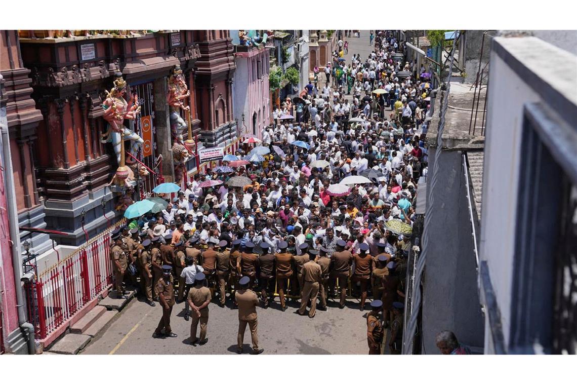 Anhänger des verhafteten ehemaligen Präsidenten Ranil Wickremesinghe demonstrieren in Colombo.