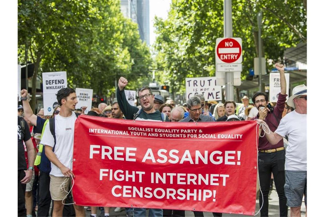 Anhänger des Wikileaks-Gründers Julian Assange demonstrieren in Melbourne gegen dessen Auslieferung an die USA. Foto: Pj Heller/ZUMA Wire/dpa