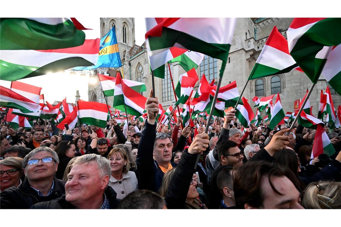 Anhänger Orbans bei der Abschlusskundgebung.